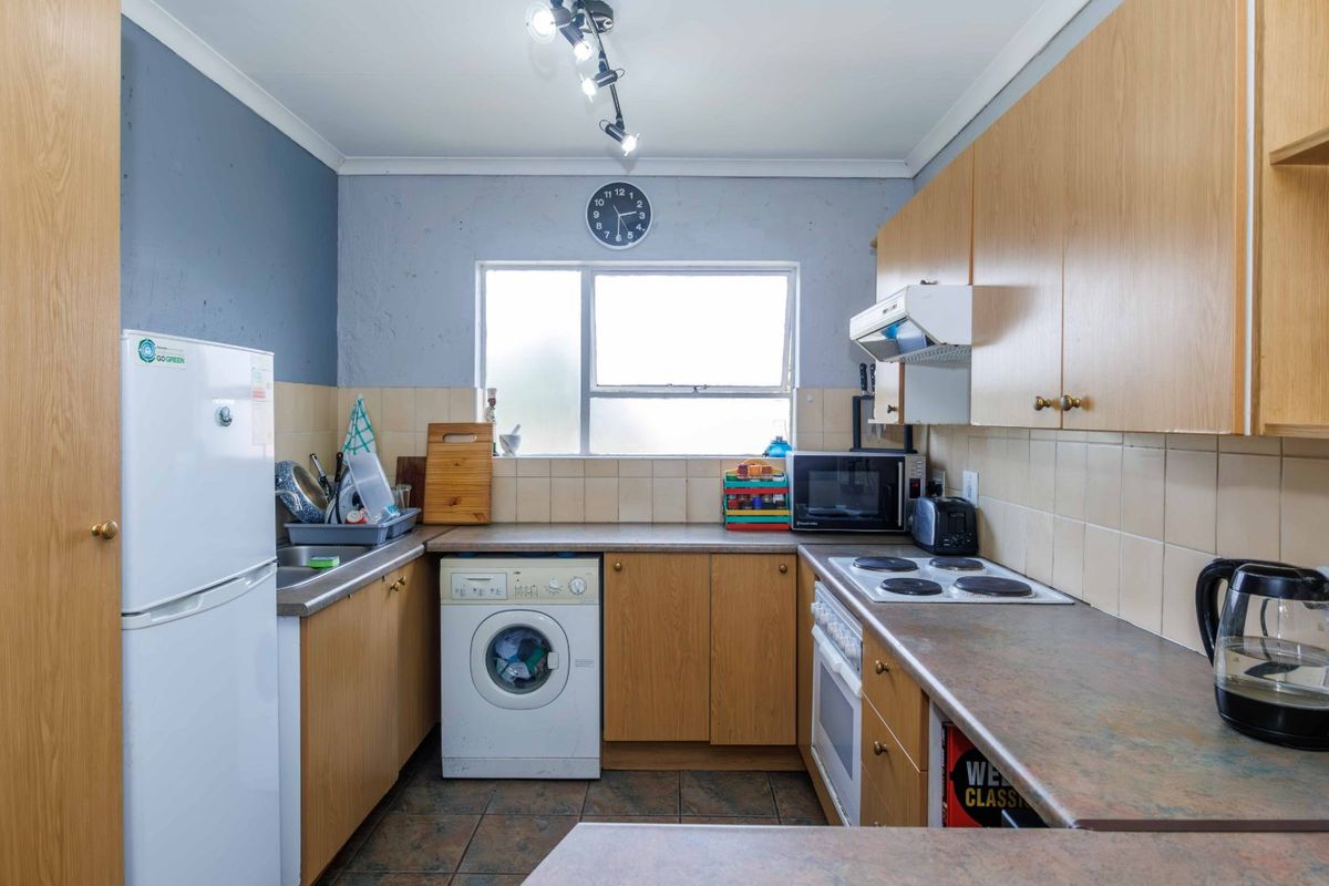 Spacious 2-Bedroom First-Floor Apartment in Secure Complex. - Photo 4