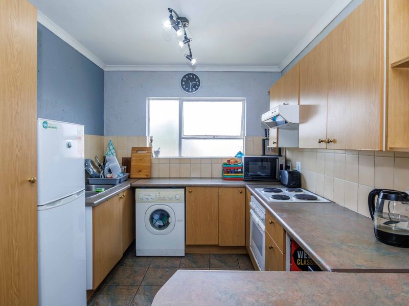 Spacious 2-Bedroom First-Floor Apartment in Secure Complex. - Photo 4