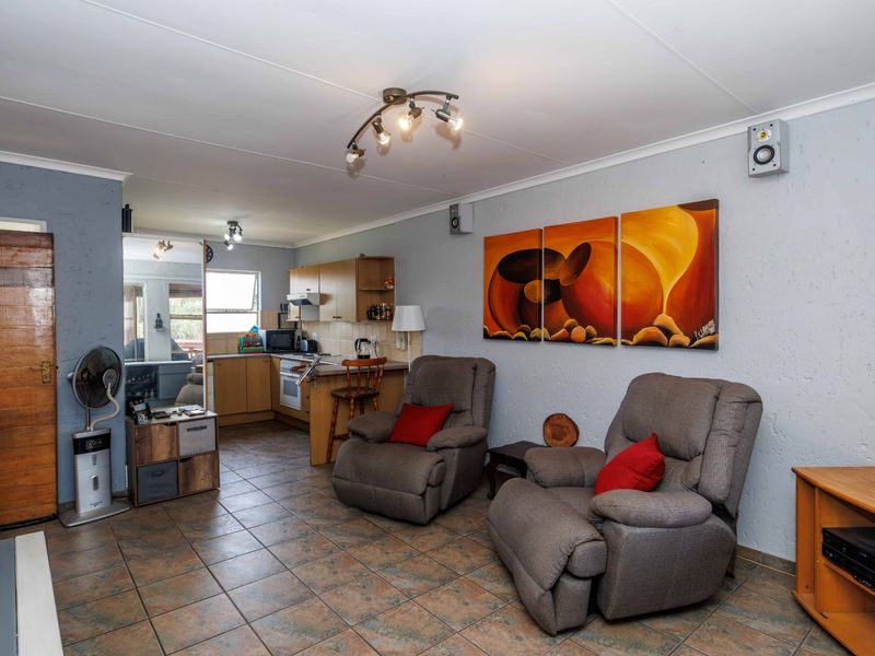 Spacious 2-Bedroom First-Floor Apartment in Secure Complex. - Photo 10