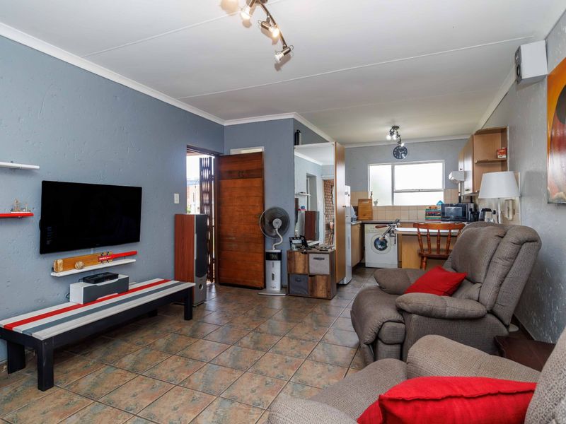 Spacious 2-Bedroom First-Floor Apartment in Secure Complex. - Photo 9