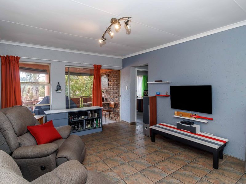 Spacious 2-Bedroom First-Floor Apartment in Secure Complex. - Photo 8