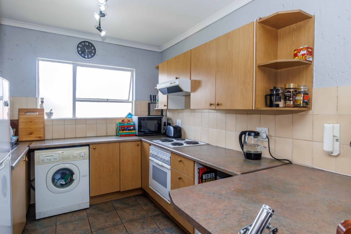 Spacious 2-Bedroom First-Floor Apartment in Secure Complex. - Photo 3