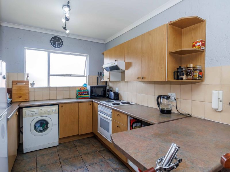 Spacious 2-Bedroom First-Floor Apartment in Secure Complex. - Photo 3