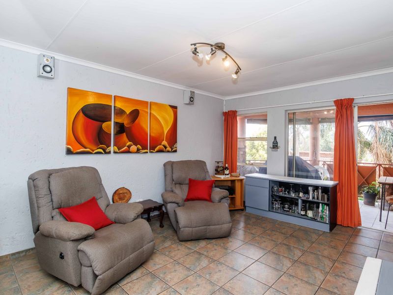 Spacious 2-Bedroom First-Floor Apartment in Secure Complex. - Photo 7