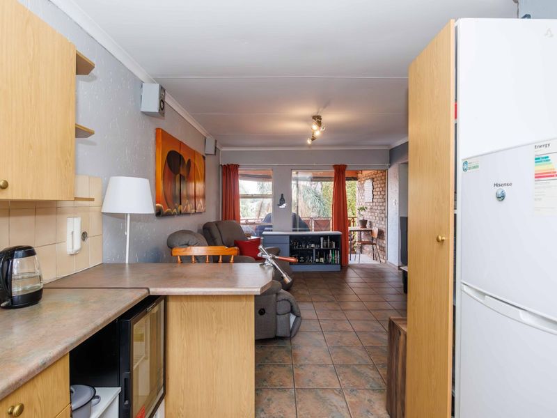 Spacious 2-Bedroom First-Floor Apartment in Secure Complex. - Photo 6