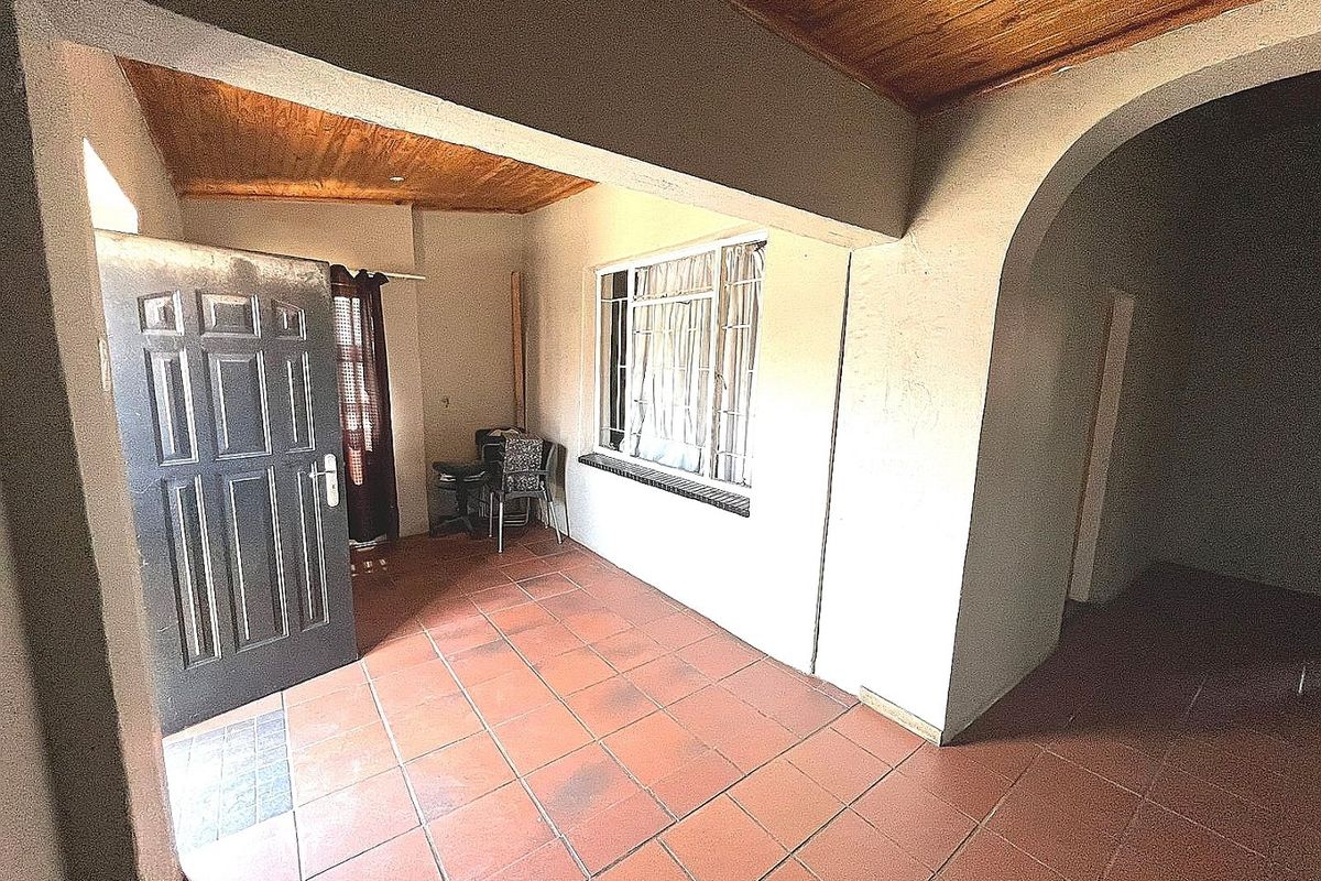 Immaculate 6 Bedroom House for Sale in Vrededorp - Photo 4