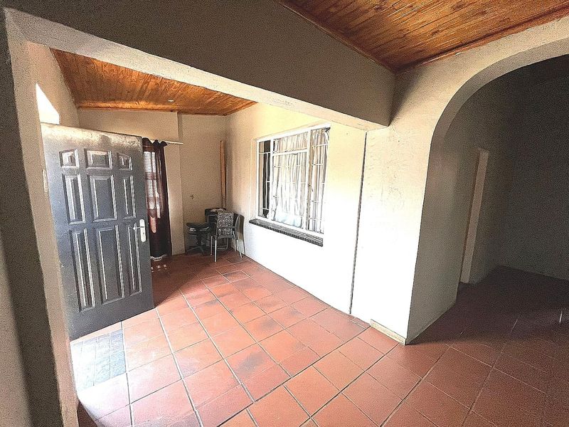 Immaculate 6 Bedroom House for Sale in Vrededorp - Photo 4