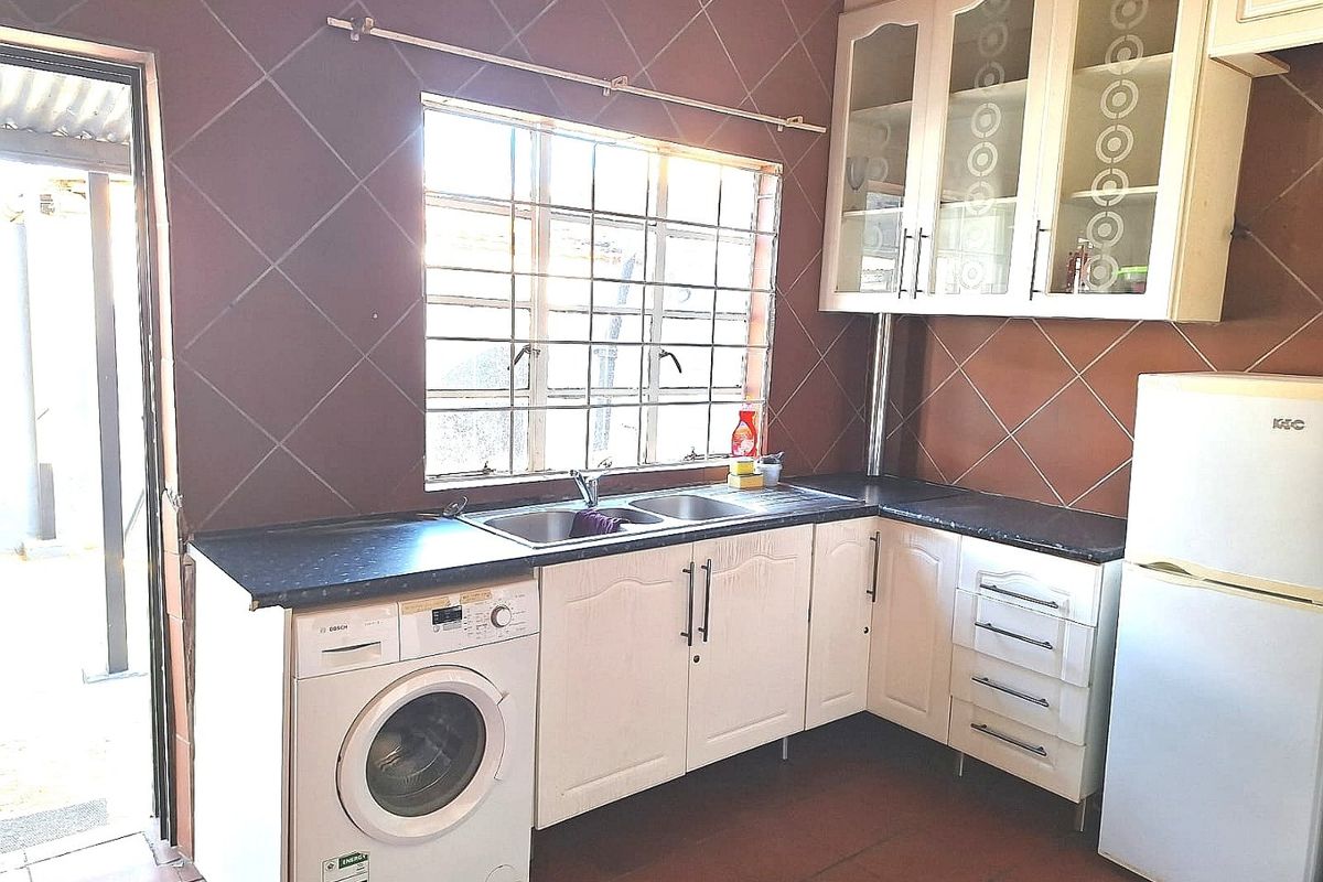 Immaculate 6 Bedroom House for Sale in Vrededorp - Photo 3