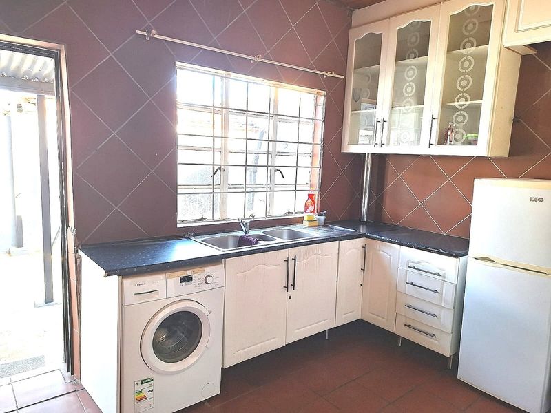 Immaculate 6 Bedroom House for Sale in Vrededorp - Photo 3