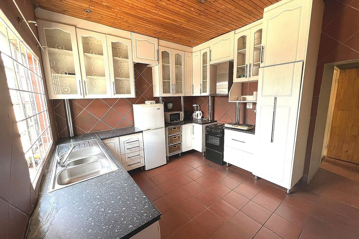 Immaculate 6 Bedroom House for Sale in Vrededorp - Photo 2
