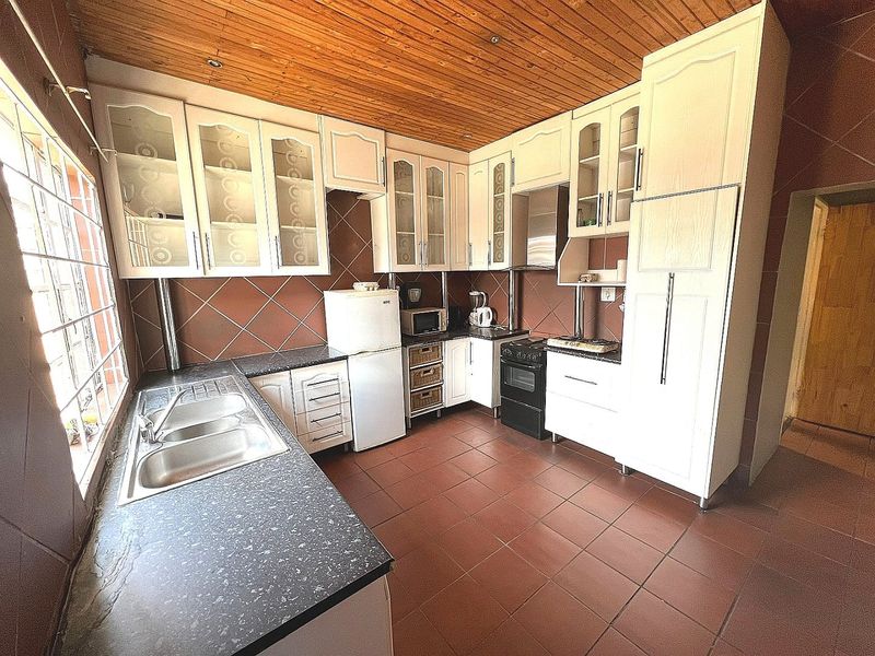 Immaculate 6 Bedroom House for Sale in Vrededorp - Photo 2
