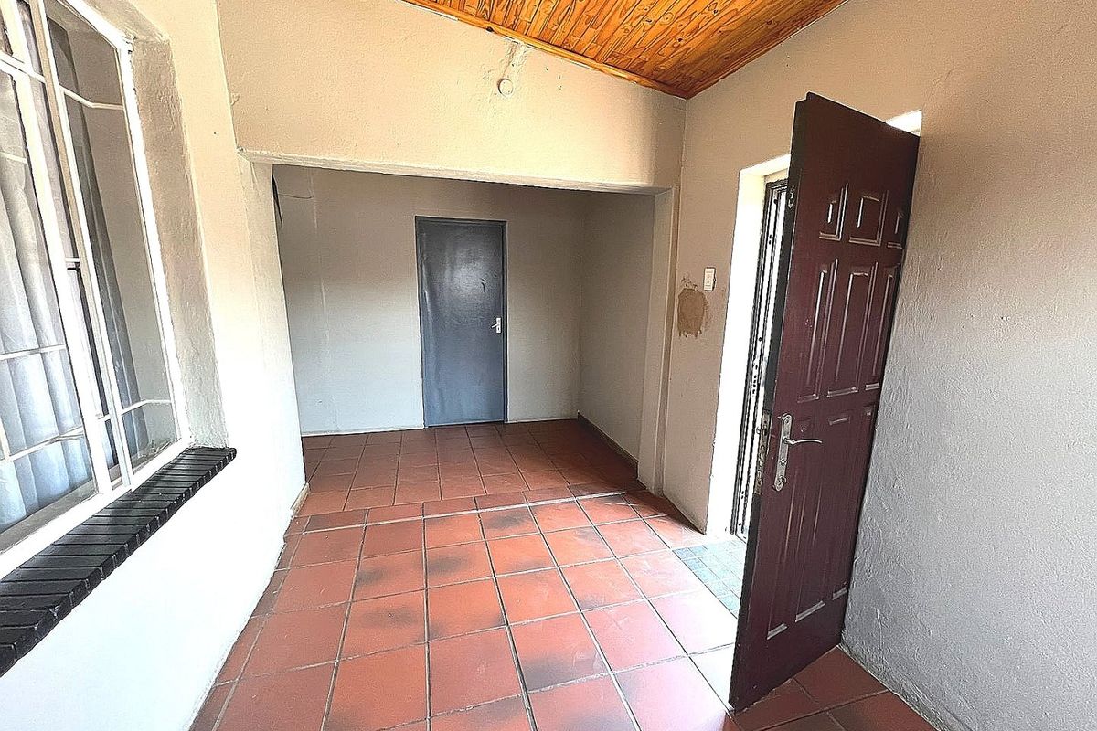 Immaculate 6 Bedroom House for Sale in Vrededorp - Photo 5