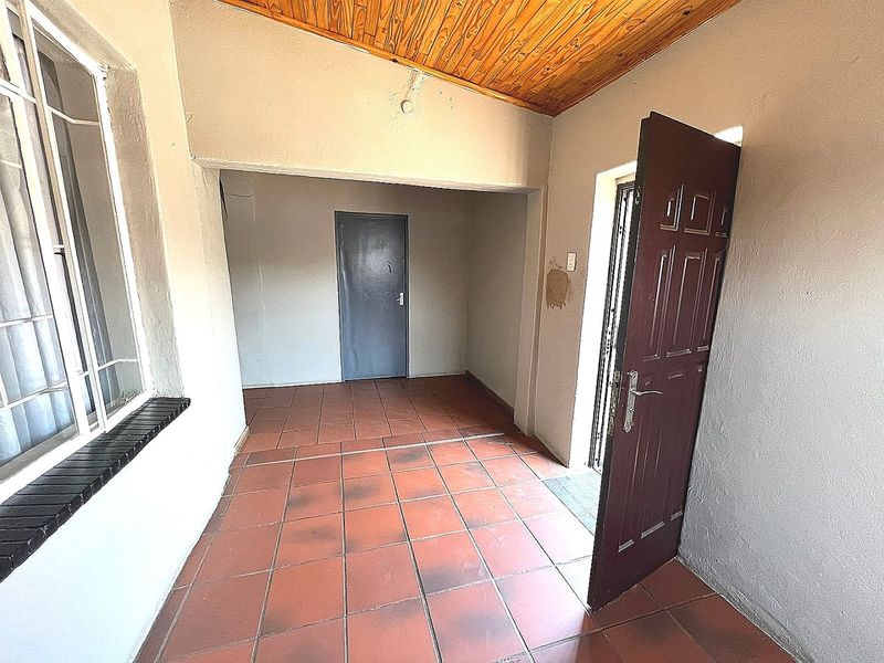 Immaculate 6 Bedroom House for Sale in Vrededorp - Photo 5