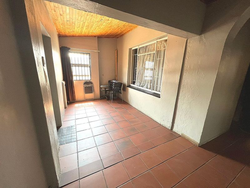 Immaculate 6 Bedroom House for Sale in Vrededorp - Photo 6