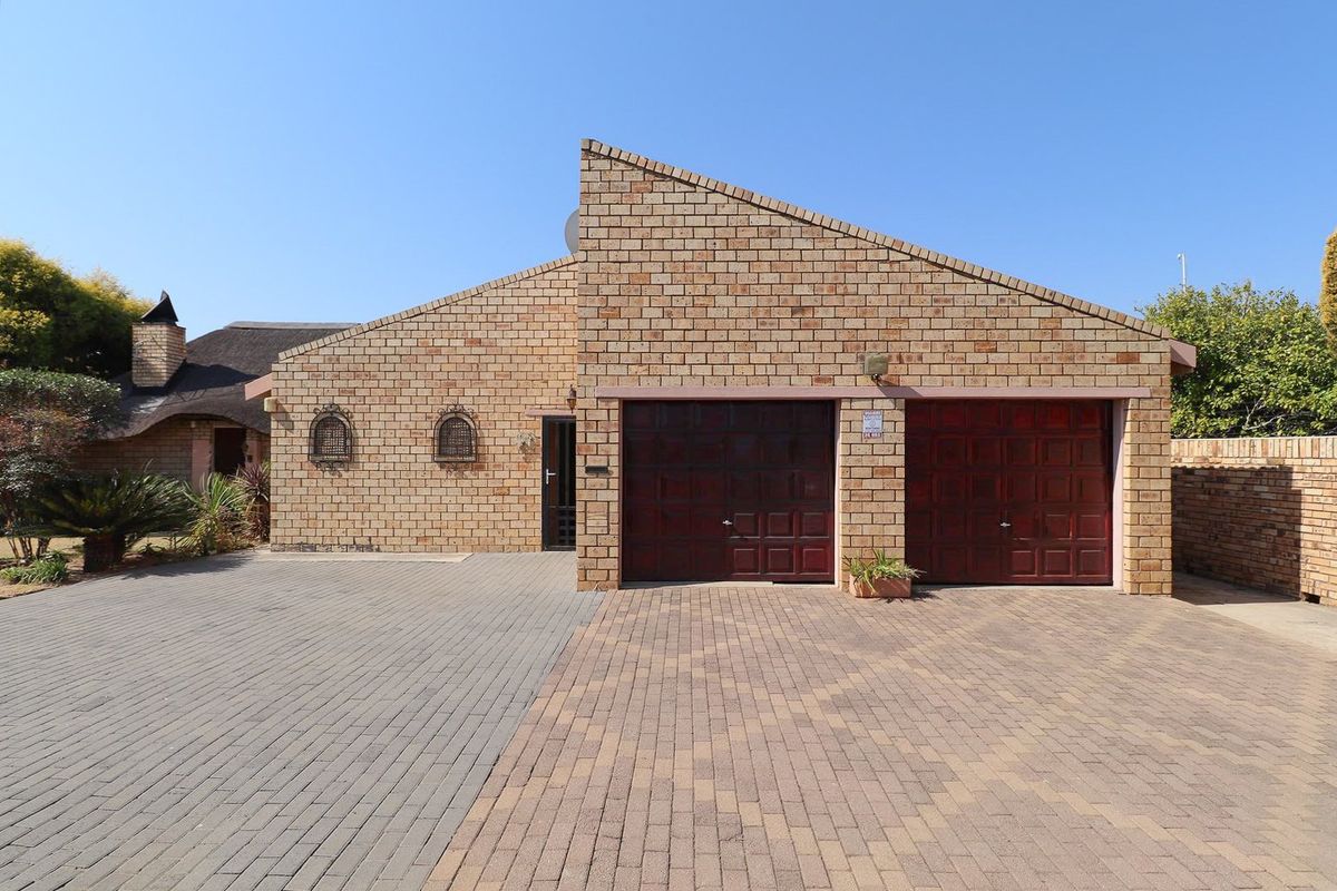 PRICED TO SELL! 4 BEDROOM WITH SWIMMING POOL - Photo 2