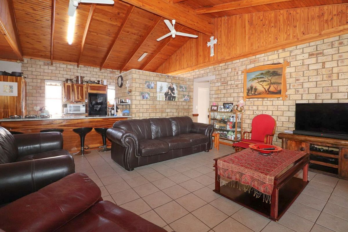 PRICED TO SELL! 4 BEDROOM WITH SWIMMING POOL - Photo 4