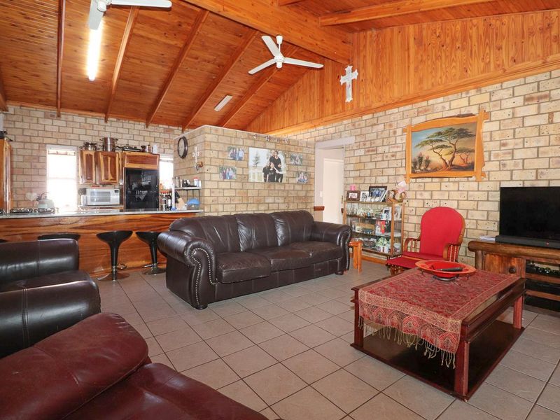 PRICED TO SELL! 4 BEDROOM WITH SWIMMING POOL - Photo 4