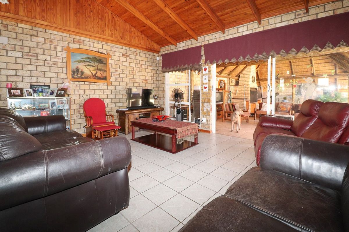 PRICED TO SELL! 4 BEDROOM WITH SWIMMING POOL - Photo 3