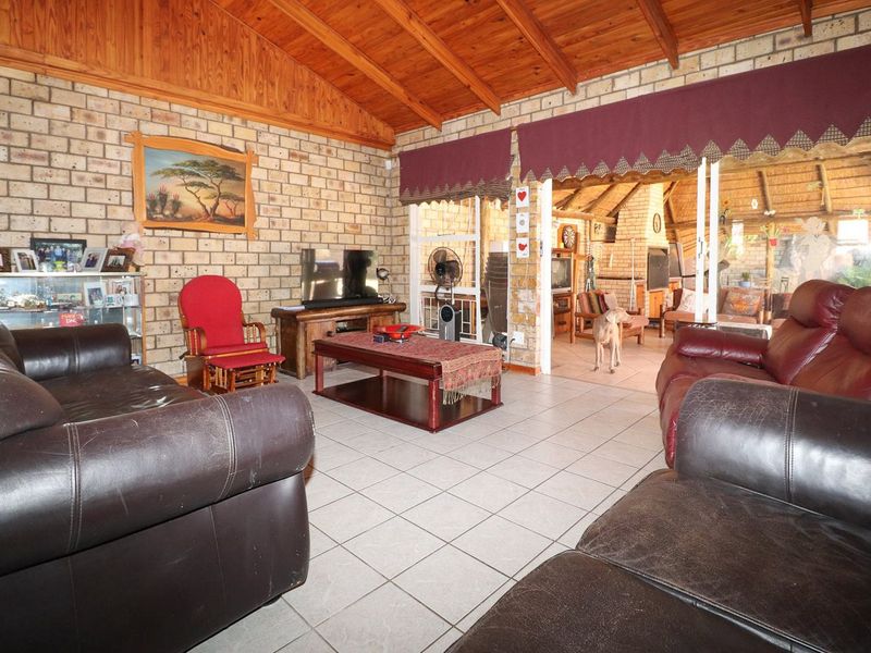 PRICED TO SELL! 4 BEDROOM WITH SWIMMING POOL - Photo 3