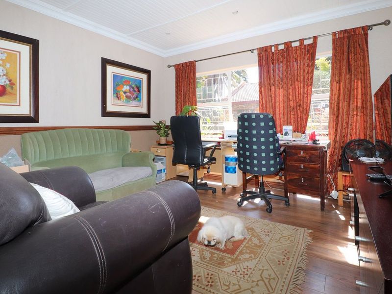 PRICED TO SELL! 4 BEDROOM WITH SWIMMING POOL - Photo 10