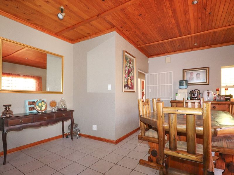 PRICED TO SELL! 4 BEDROOM WITH SWIMMING POOL - Photo 9