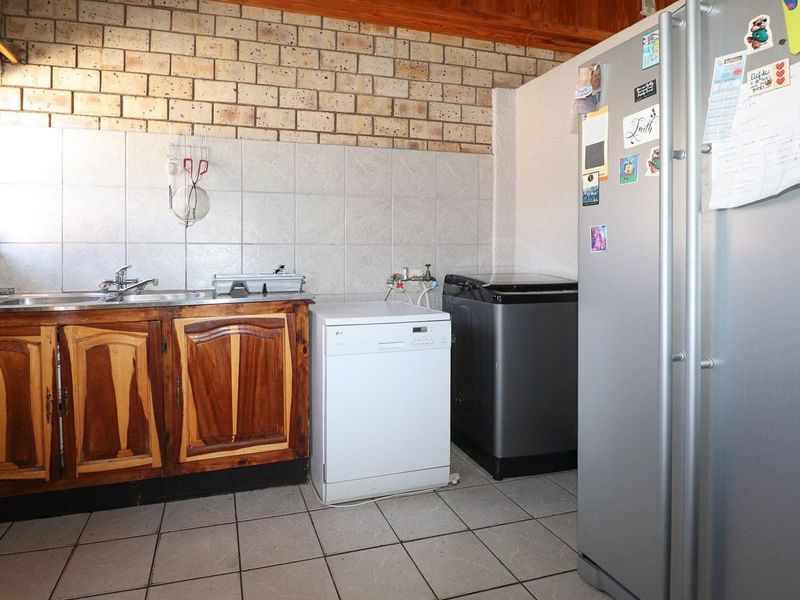 PRICED TO SELL! 4 BEDROOM WITH SWIMMING POOL - Photo 8