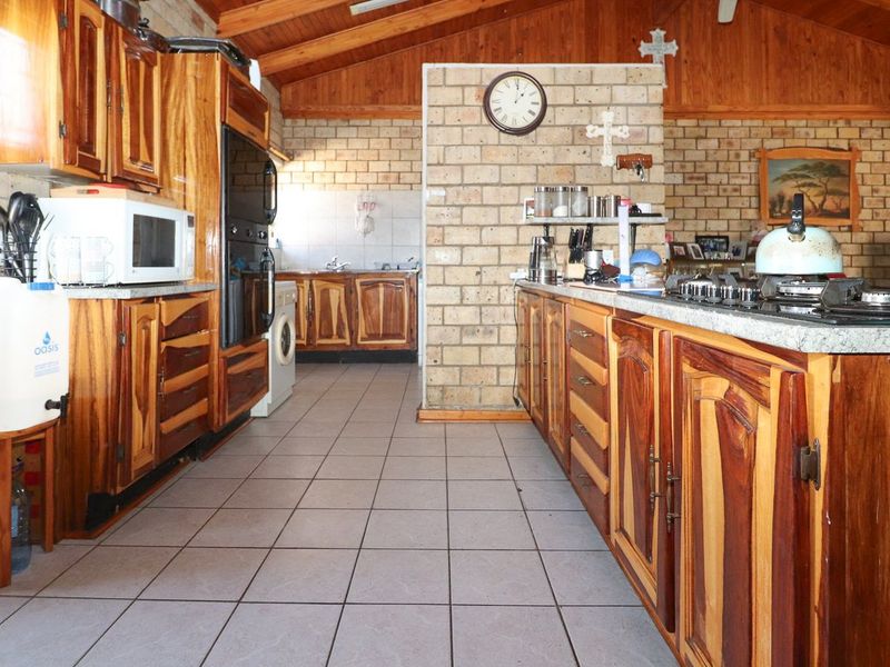 PRICED TO SELL! 4 BEDROOM WITH SWIMMING POOL - Photo 7