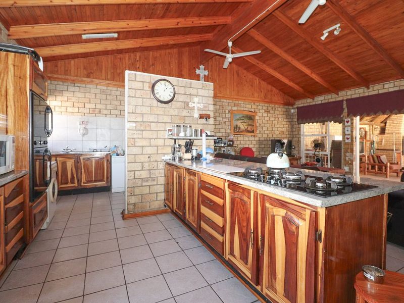 PRICED TO SELL! 4 BEDROOM WITH SWIMMING POOL - Photo 6