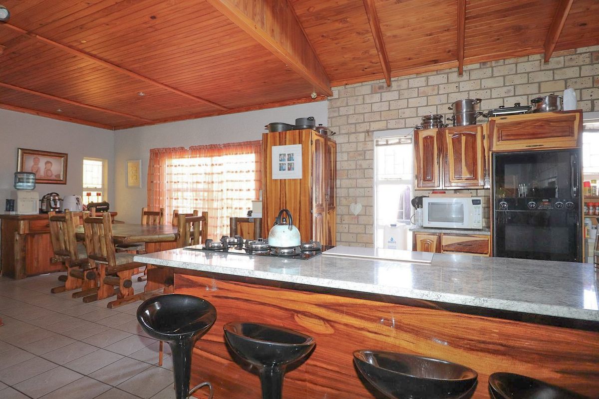 PRICED TO SELL! 4 BEDROOM WITH SWIMMING POOL - Photo 5