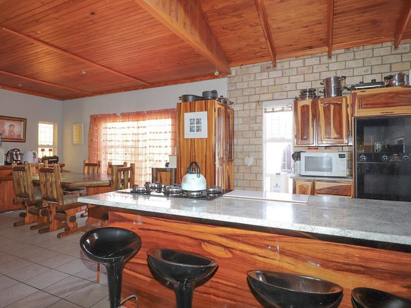 PRICED TO SELL! 4 BEDROOM WITH SWIMMING POOL - Photo 5