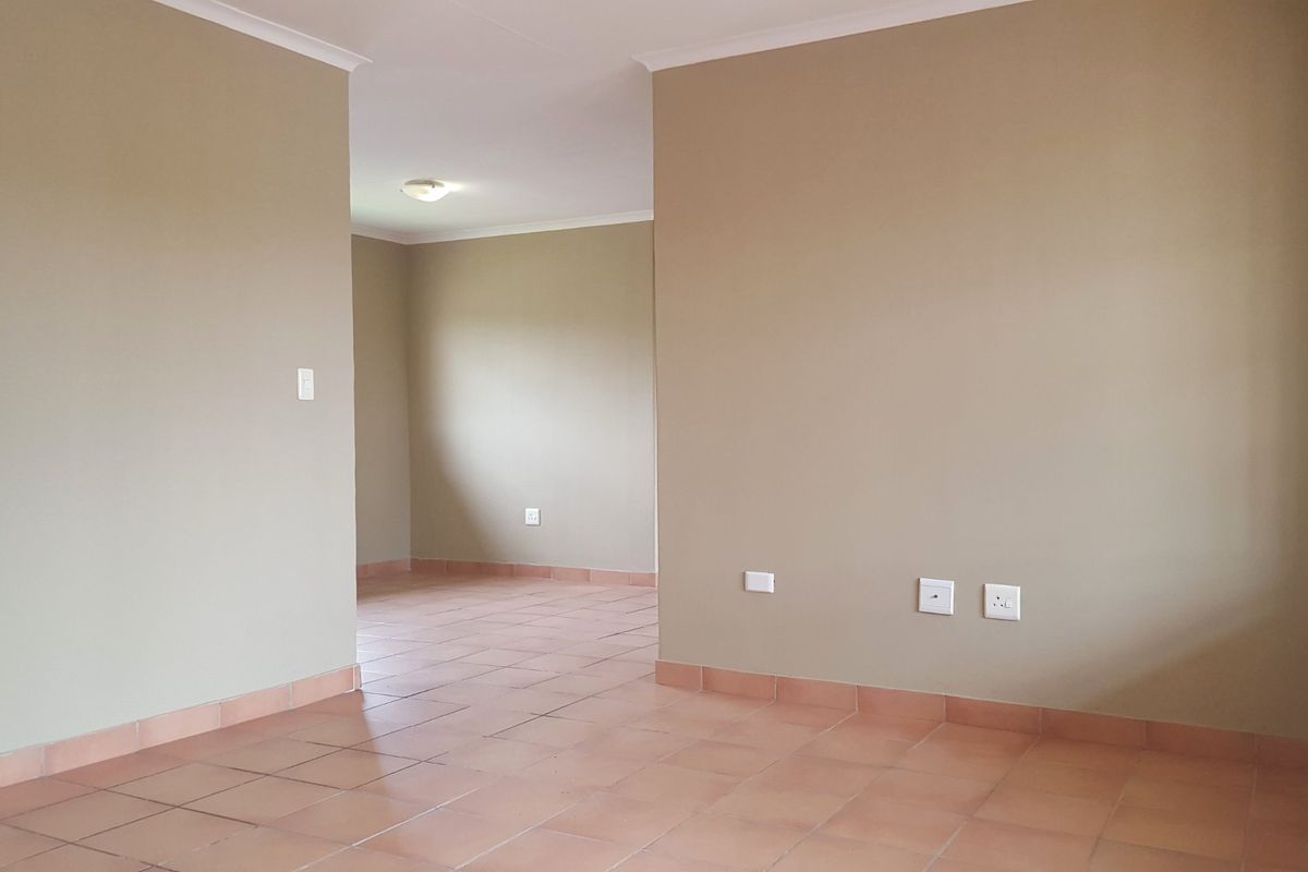 3 Bedroom Apartment for Sale - Photo 2