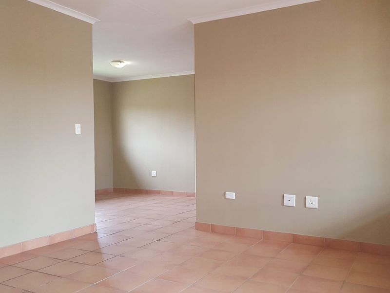 3 Bedroom Apartment for Sale - Photo 2