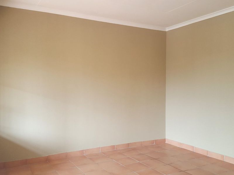 3 Bedroom Apartment for Sale - Photo 3