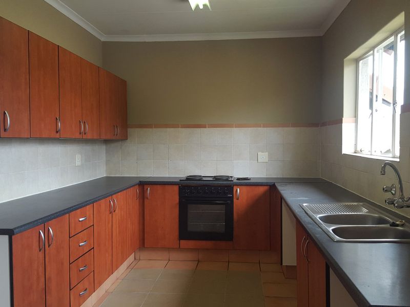 3 Bedroom Apartment for Sale - Photo 6