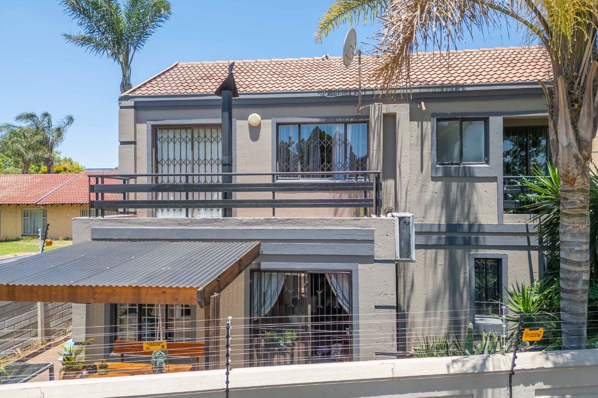 Charming Cluster in Hurlyvale - Photo 2