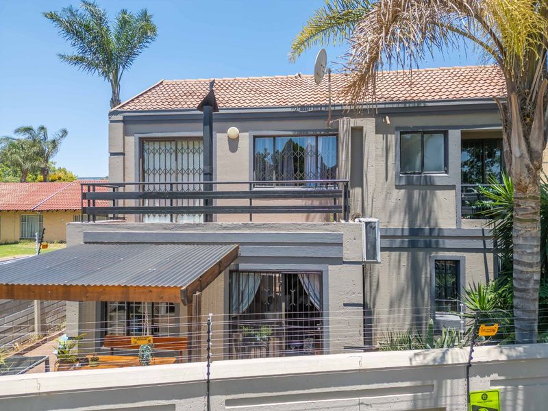 Charming Cluster in Hurlyvale - Photo 2