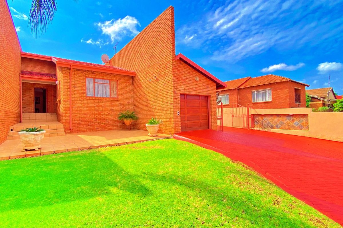 4 Bedroom 2 Bathroom with Flatlet for sale - Photo 4