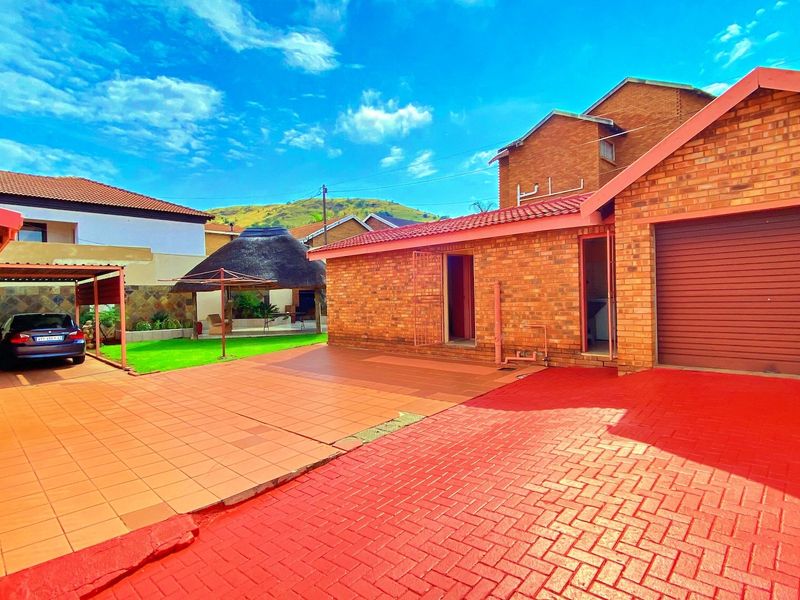 4 Bedroom 2 Bathroom with Flatlet for sale - Photo 3