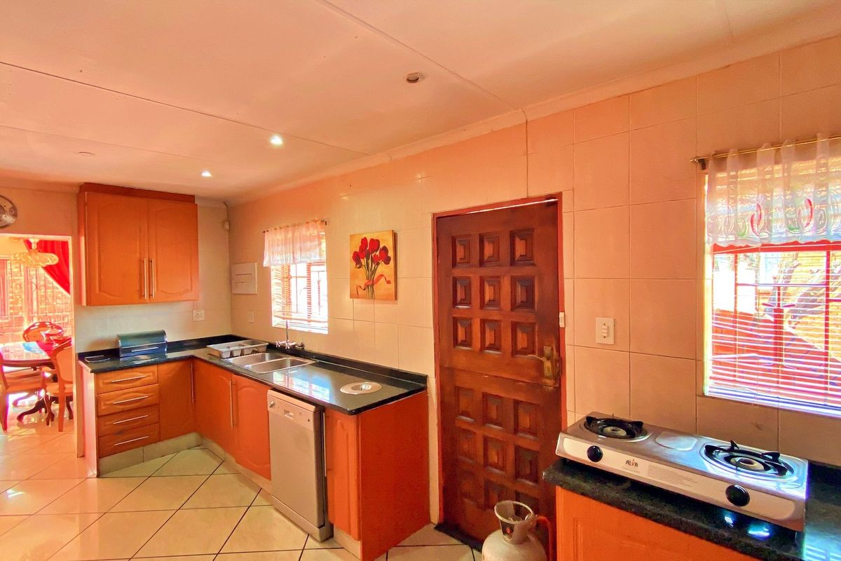 4 Bedroom 2 Bathroom with Flatlet for sale - Photo 5