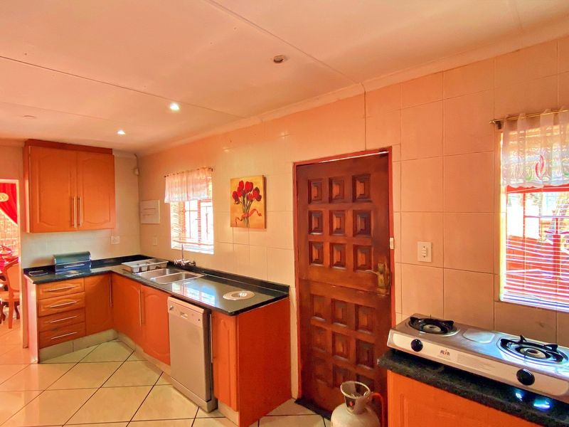 4 Bedroom 2 Bathroom with Flatlet for sale - Photo 5