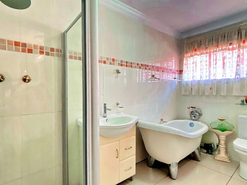 4 Bedroom 2 Bathroom with Flatlet for sale - Photo 10