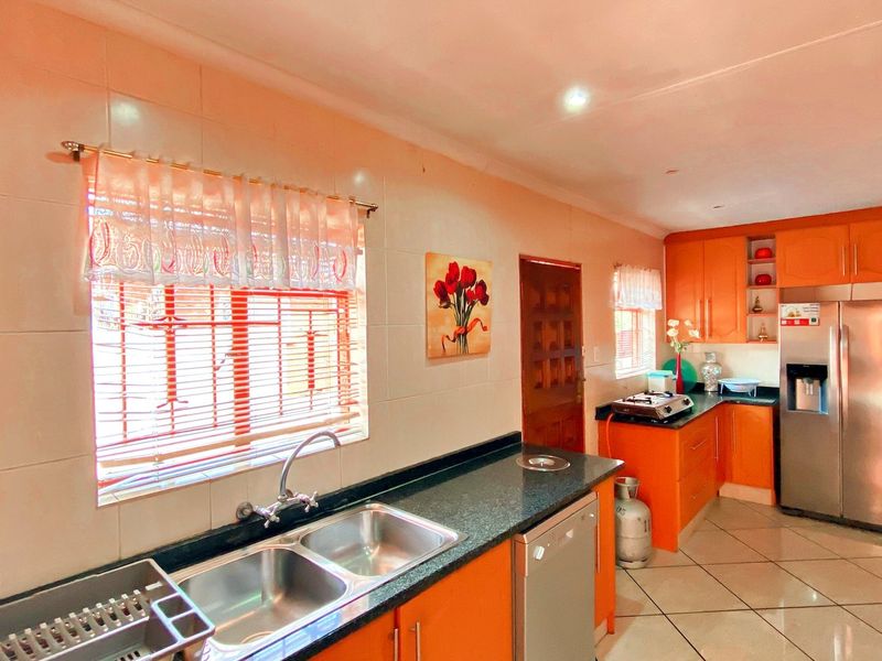 4 Bedroom 2 Bathroom with Flatlet for sale - Photo 8