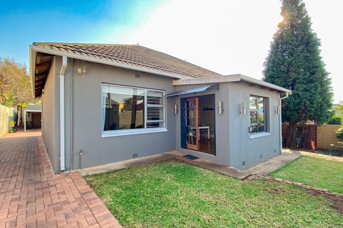 3 Bedroom House with Cottage in Kensington - Photo 2