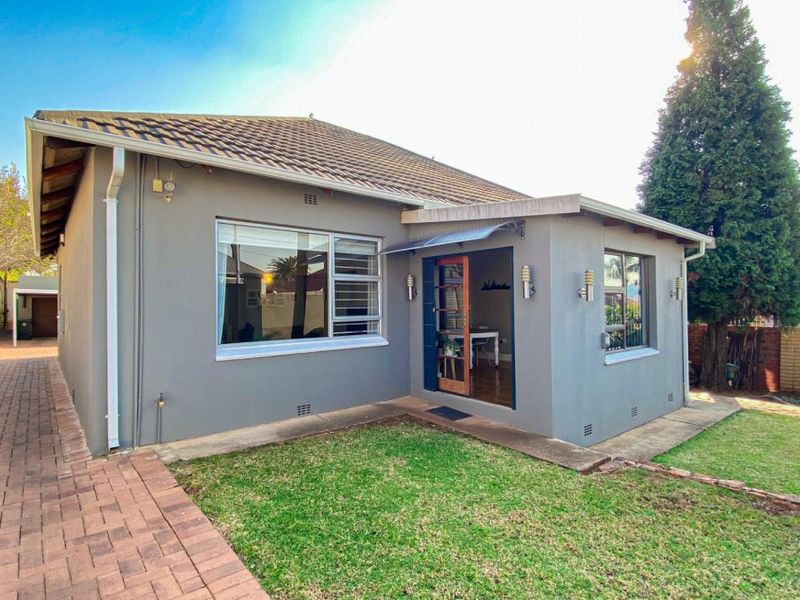 3 Bedroom House with Cottage in Kensington - Photo 2