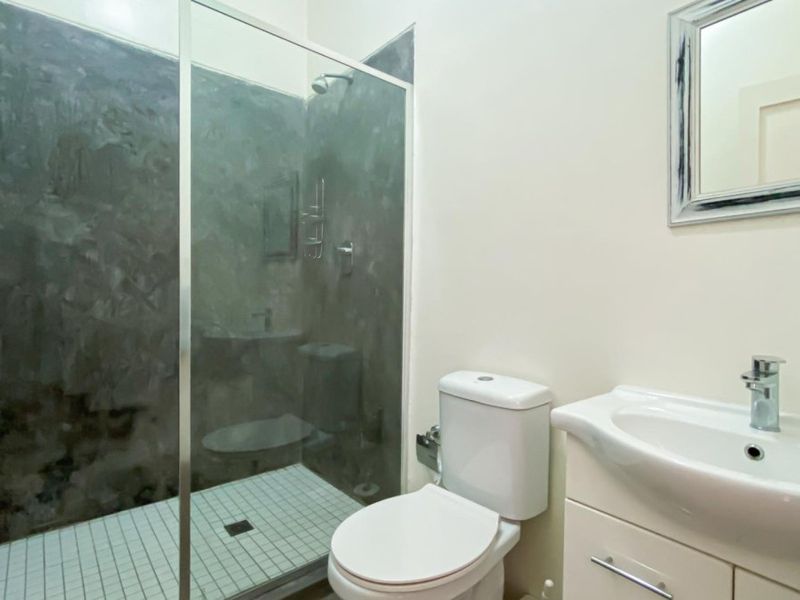 3 Bedroom House with Cottage in Kensington - Photo 9