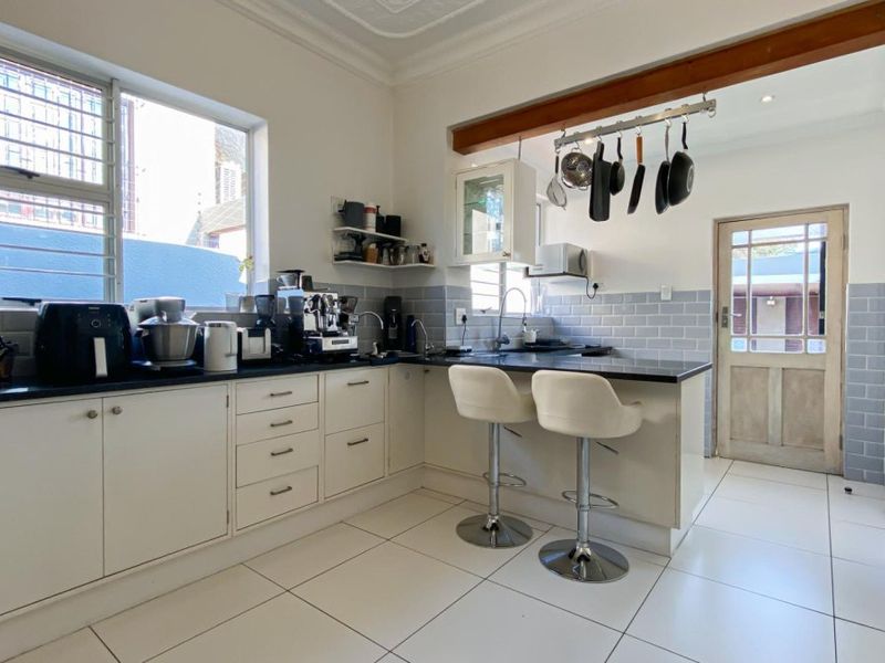 3 Bedroom House with Cottage in Kensington - Photo 8