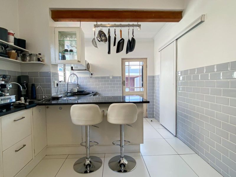 3 Bedroom House with Cottage in Kensington - Photo 6