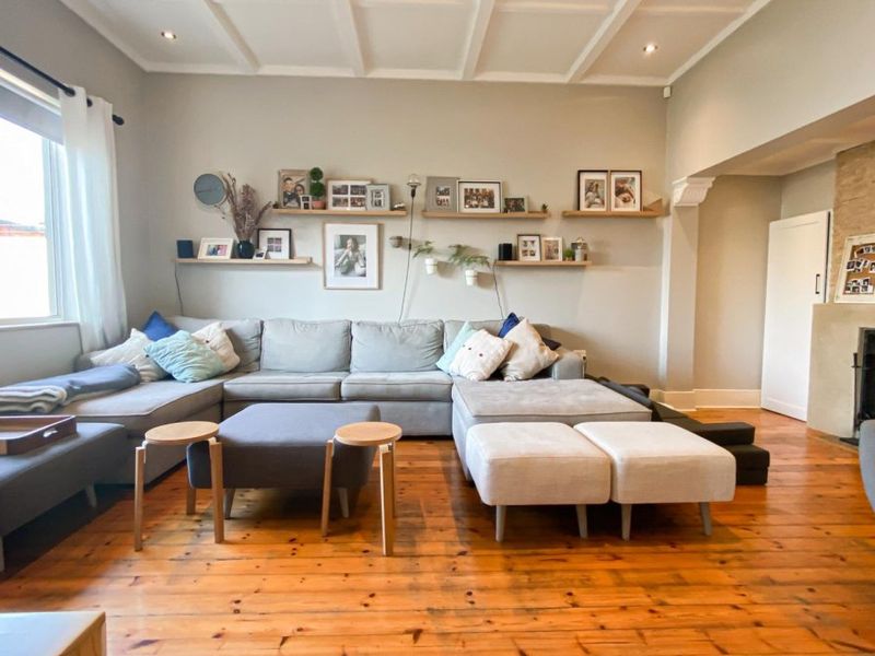 3 Bedroom House with Cottage in Kensington - Photo 3