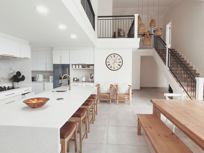 Executive luxury with endless views  - Photo 8