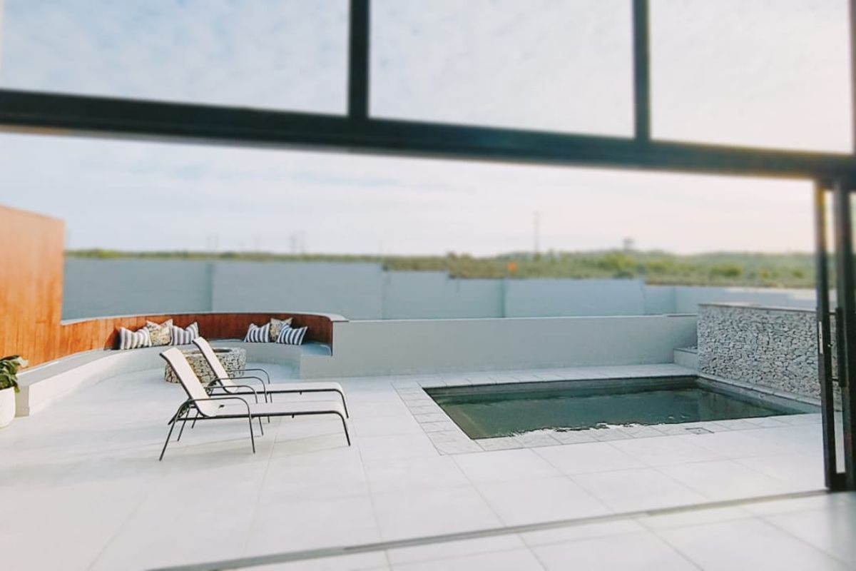 Executive luxury with endless views  - Photo 5